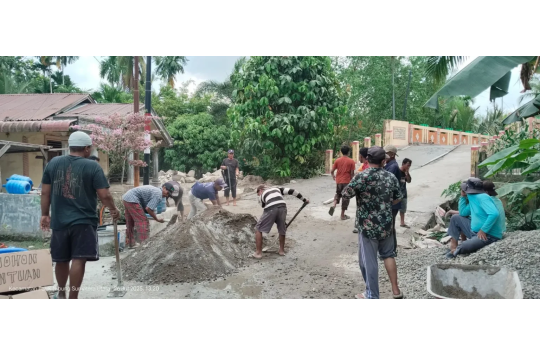 Warga Jalan Sei Raja di Kecamatan Sei Tualang Raso, Kota Tanjungbalai, bahu-membahu memperbaiki tanjakan jembatan yang kerap menimbulkan kecelakaan. Perbaikan dilakukan secara swadaya tanpa bantuan pemerintah, Sabtu (26/7/2025).