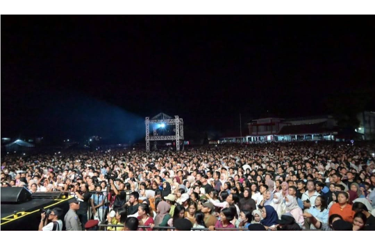 Warga Tapteng Padati Lapangan Sepakbola GOR Pandan saat acara *Tapteng Fest 2025*