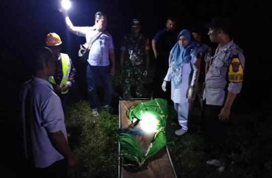 Polisi evakuasi mayat seorang pria yang ditemukan di parit
