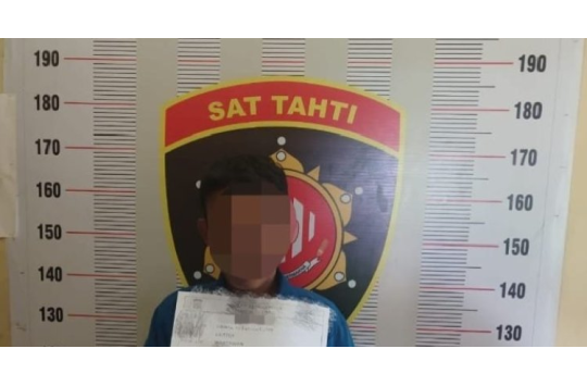 Oknum wartawan di Toba saat diamankan oleh Satuan Reserse Narkoba Polres Toba karena diduga terlibat dalam peredaran narkotika jenis sabu