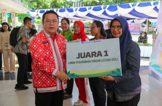 Wali Kota Pematangsiantar, Wesly Silalahi memberikan hadiah kepada juara I lomba Pasta Cabai (foto; Diskominfo P.siantar)