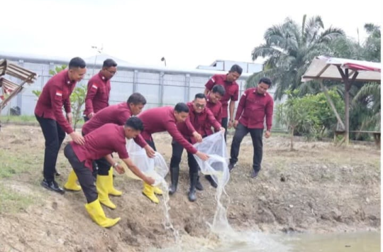 Kalapas Raymon Andika Girsang bersama pejabat struktural saat menabur bibit ikan (foto: humas Lapada Langkat)