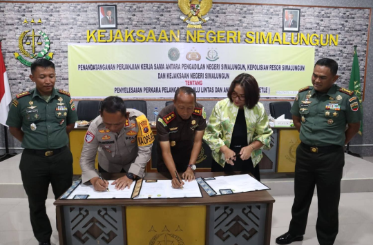 Kaolres Simalungun saat menandatangani MoU penerapan sistem ETLE bersama Kejaksaan Negeri dan Pengadilan Negeri Simalungun.