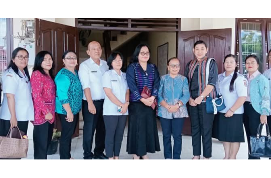 Neny Angelina  Purba dan Tim saat berada di  Yayasan Tabita HKBP ,  Pearaja Tarutung, Rabu 23 April 2025 (Foto : Loksa Situmeang/Kabarnas.com
